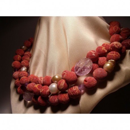 Necklace of three strands with madrepora, pearls and amethyst