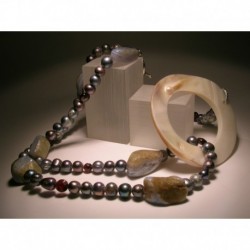 Necklace with chalcedony, pearls, garnet and mother of pearl