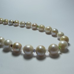 Necklace with pearls, peridot, iolite, garnet and rock crystal