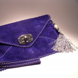 Pochette di pelle color cobalto, nappina grigia, perla ed ematite