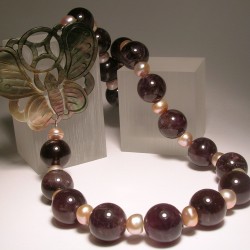 Necklace with pearls, amethyst and mother of pearl