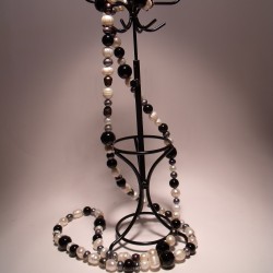 Long necklace with white and grey pearls and onyx