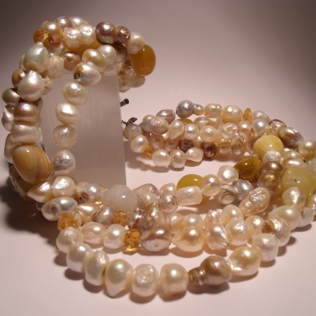 Necklace of five strands with pearls, citrine quartz and agate