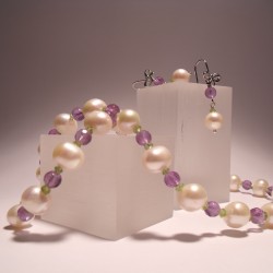 Necklace and earrings with pearls, amethyst and peridot