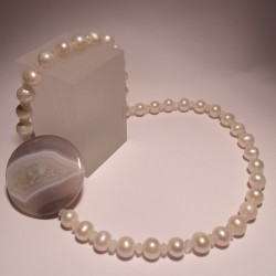 Necklace with pearls, moonstone, agate and silver closure