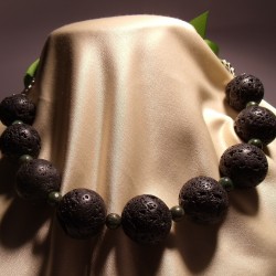 Collana con pietra lavica e giada africana con nastro di gros grain verde