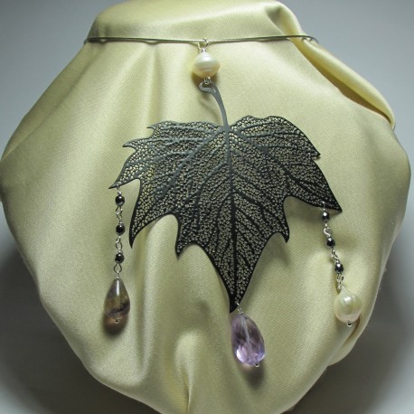 Pendant pearl, hematite, fluorite and amethyst on a metal leaf